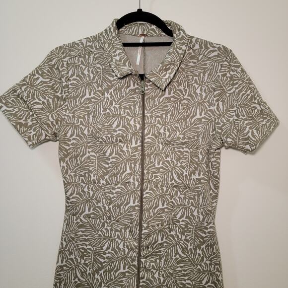 Free People Ellie Zip Front Palm Print Jumpsuit in Color Moss Size Small - Picture 4 of 12